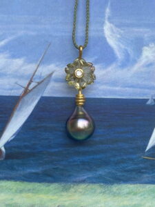 Element Eve - Eva Schöneweiß - Anhänger mit grauer Perle, Turmalinblüte und Diamant