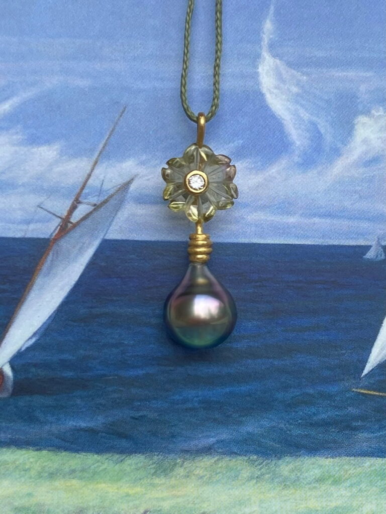 Element Eve - Eva Schöneweiß - Anhänger mit grauer Perle, Turmalinblüte und Diamant