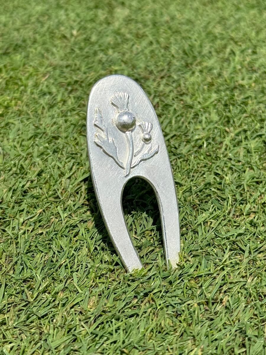 Element Eve - Eva Schöneweiß - Silber-Pitchgabel mit schottischer Distel