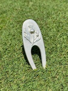 Element Eve - Eva Schöneweiß - Silber-Pitchgabel mit schottischer Distel