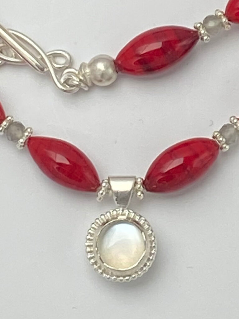 Element-Eve - Eva Schöneweiß - Kette Mouranoglas rot Mondsteinanhänger