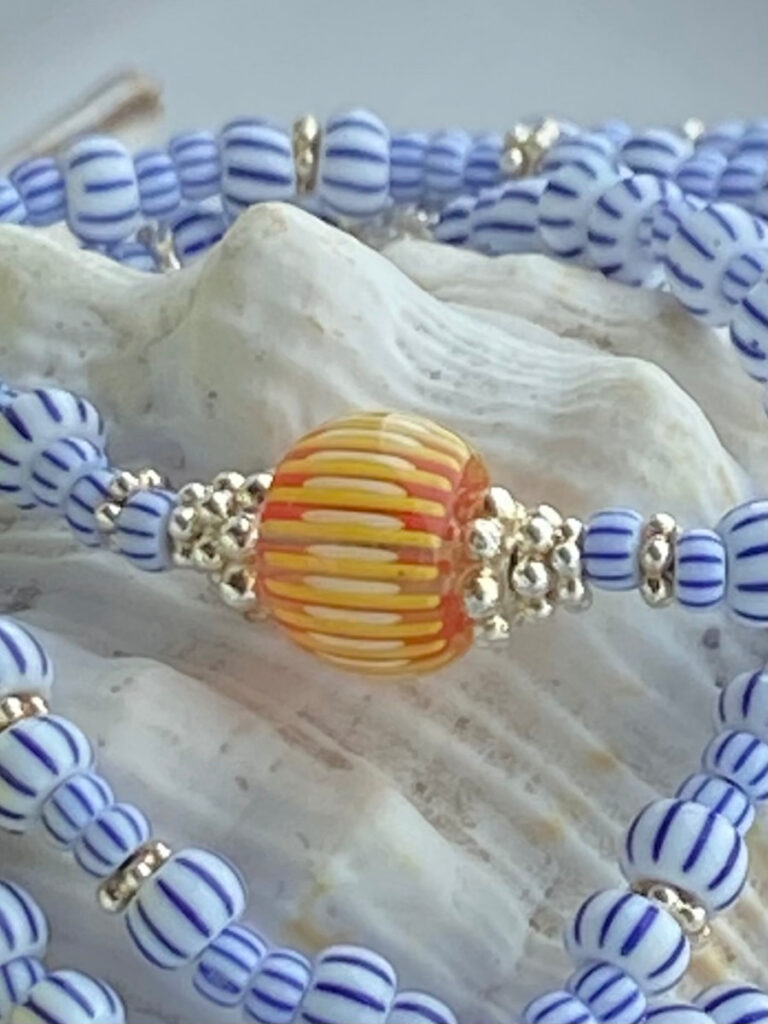 Element-Eve - Eva Schöneweiß - Kette Muranoglas weiß/blau Morettiperle