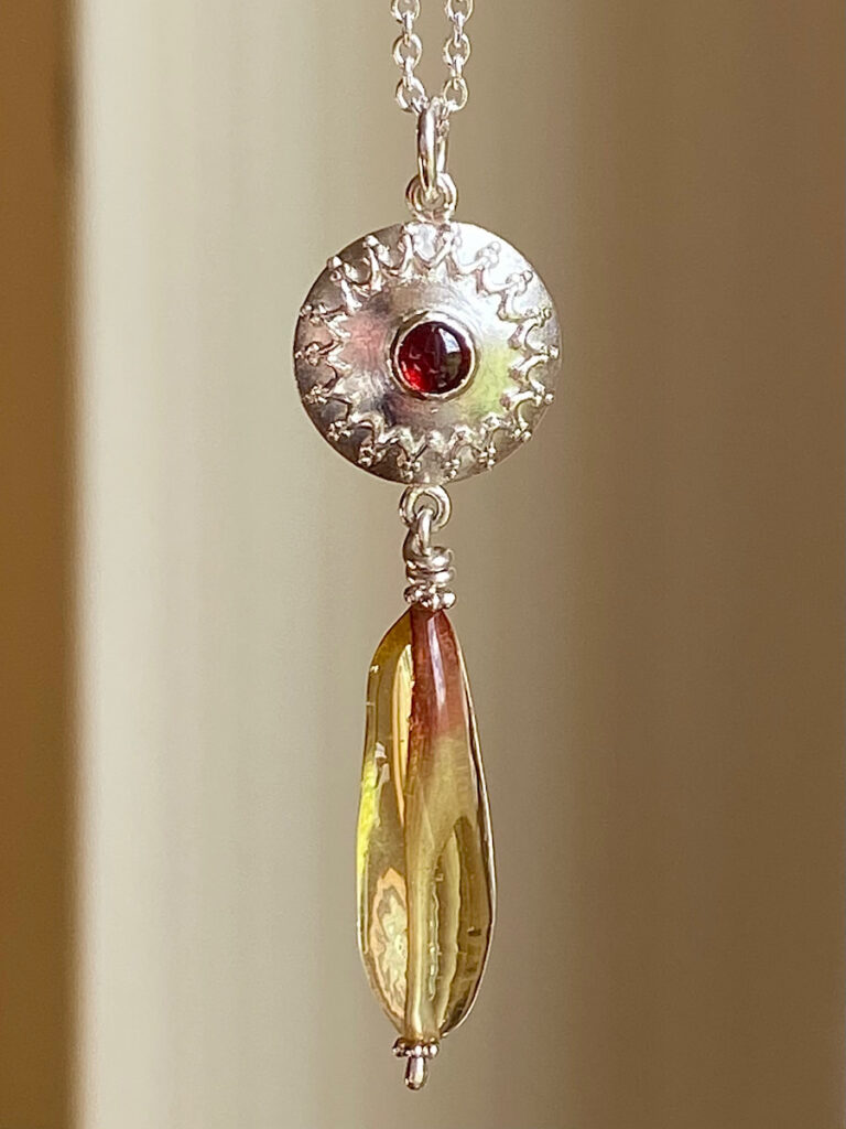 Element Eve - Eva Schöneweiß - Anhänger Muranoglas goldfarben mit Granat
