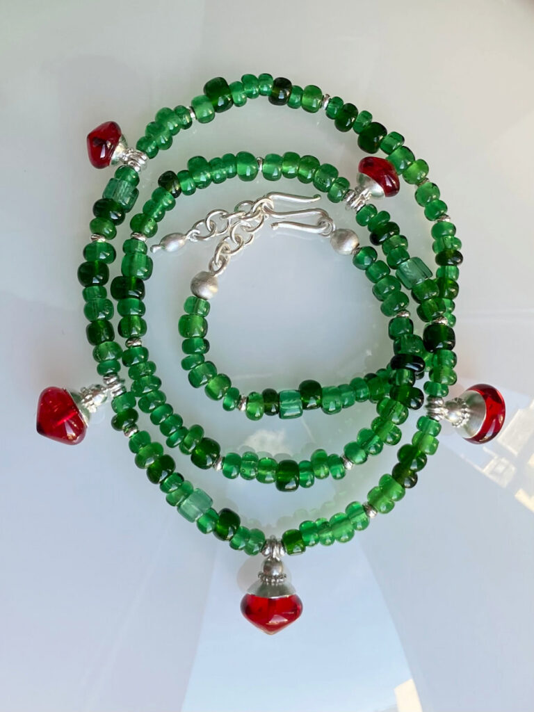 Element Eve - Eva Schöneweiß - Kette grünes Muranoglas mit rotem Bernstein